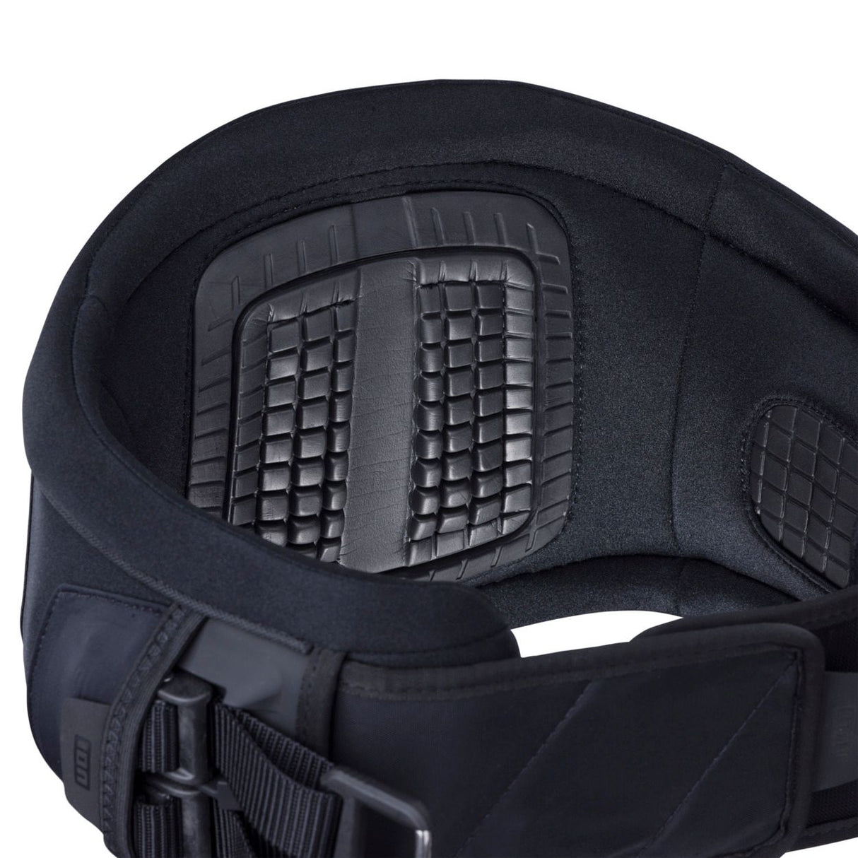 ION Riot Curv 2026 Kitesurf-Trapez schwarz mit gepolstertem Neopren und anatomischem Design, Frontalansicht