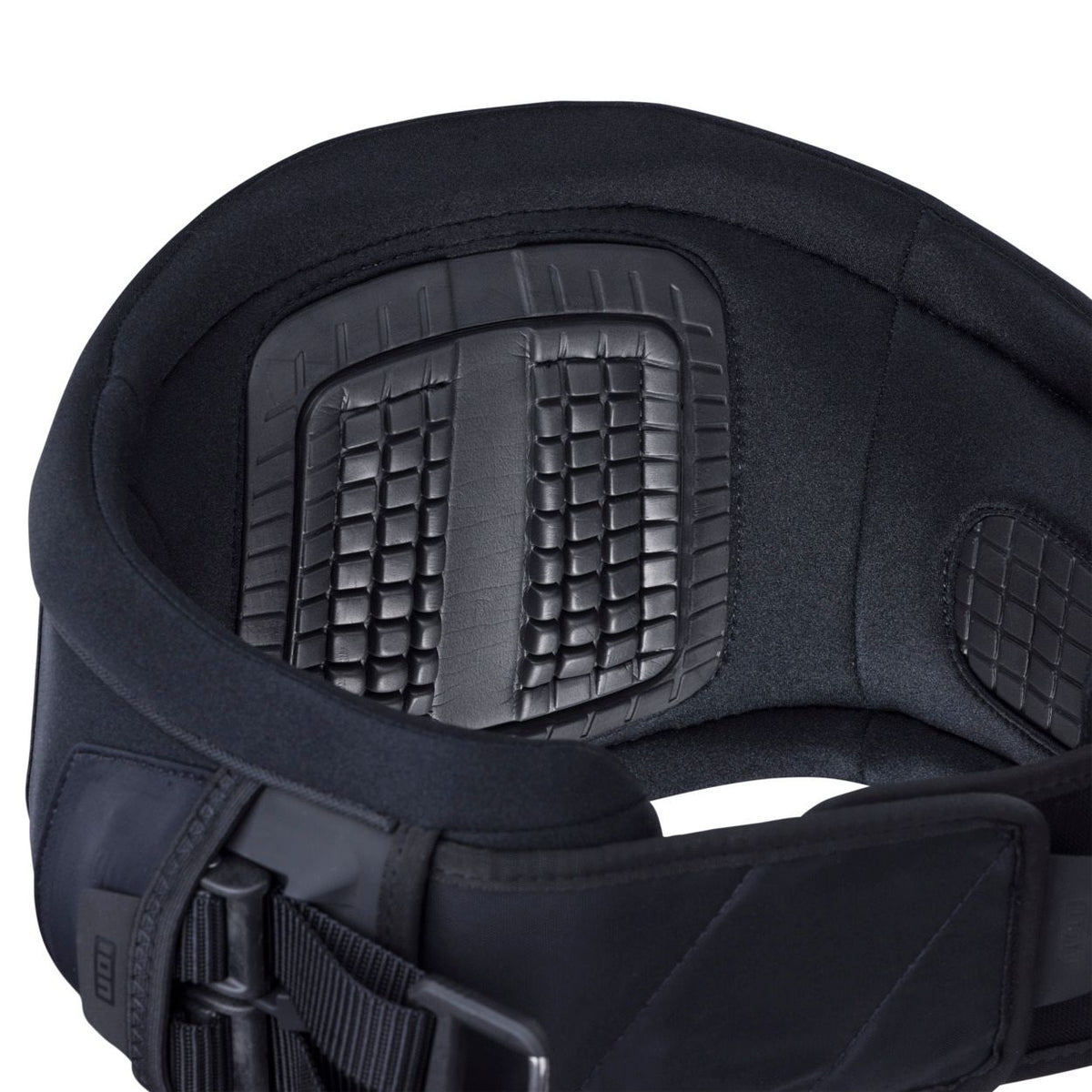 ION Riot Curv 2026 Kitesurf-Trapez schwarz mit gepolstertem Neopren und anatomischem Design, Frontalansicht