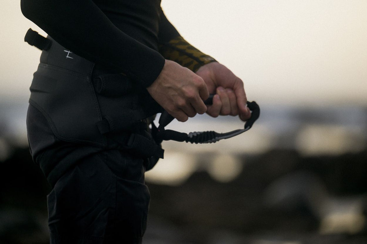 ION Echo 2026 schwarze Kiteboarding-Weste, Detail der Befestigungssysteme, Frontalansicht beim Anziehen
