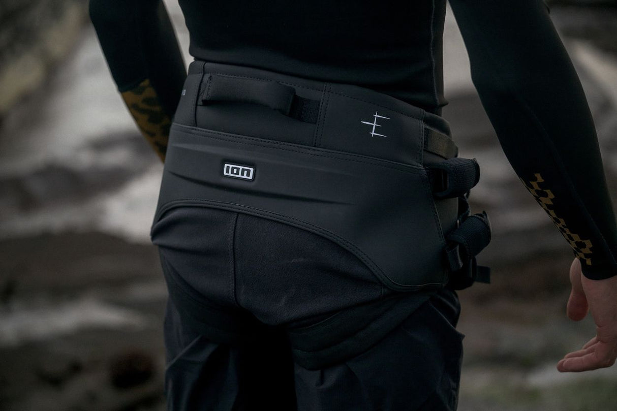ION Echo 2026 Neoprenhose in Schwarz, Rückansicht mit Träger und Taschen