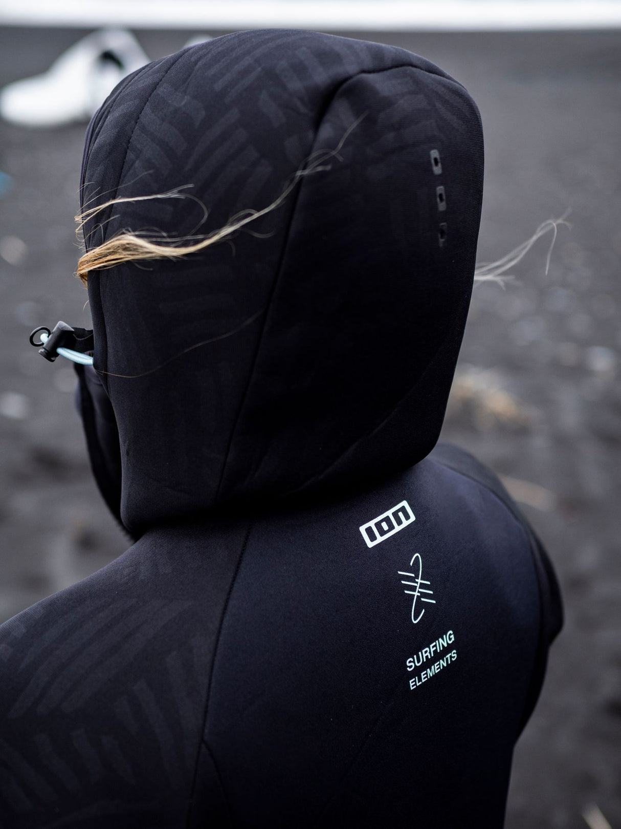 ION Neo Shelter Jacket 2024 schwarz mit Kapuze, Rückansicht, Wassersportjacke mit Markenlogo