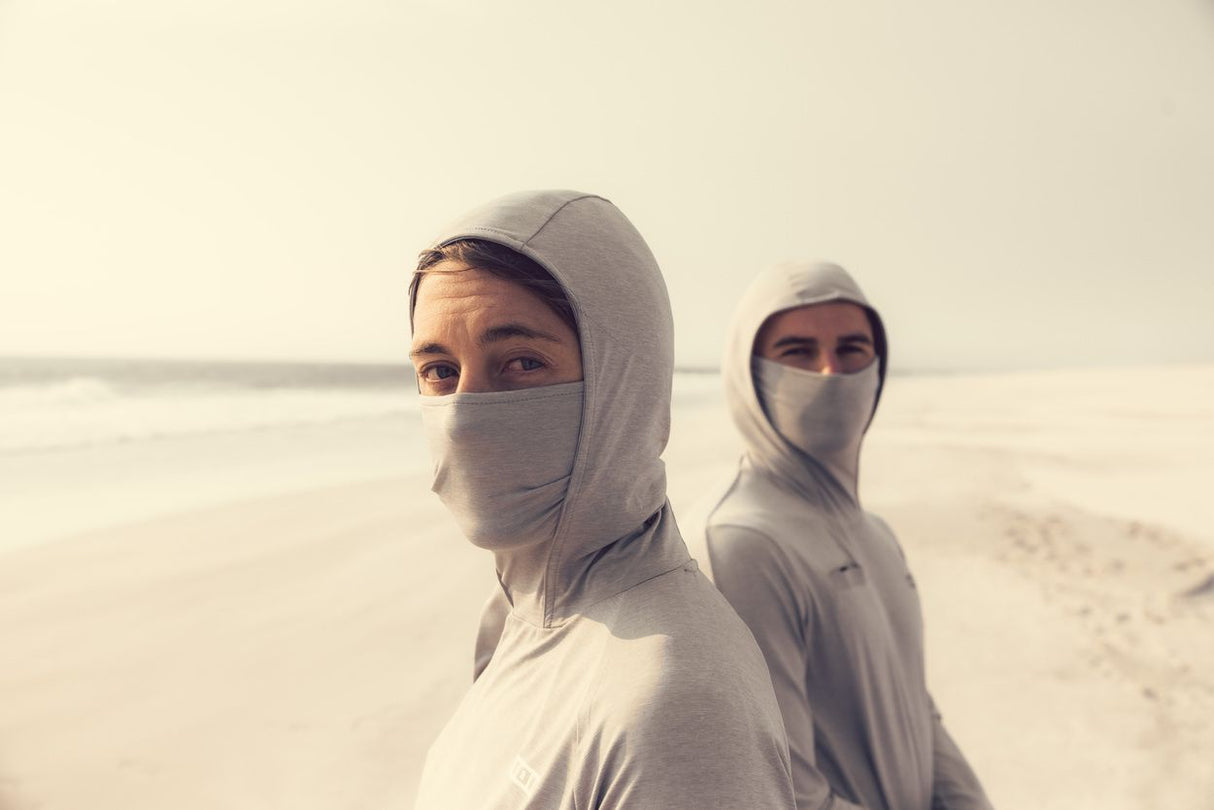 ION Storm Pro Wetshirt 2026 grau, Kapuzenshirt mit Gesichtsschutz, am Strand getragen, Frontansicht
