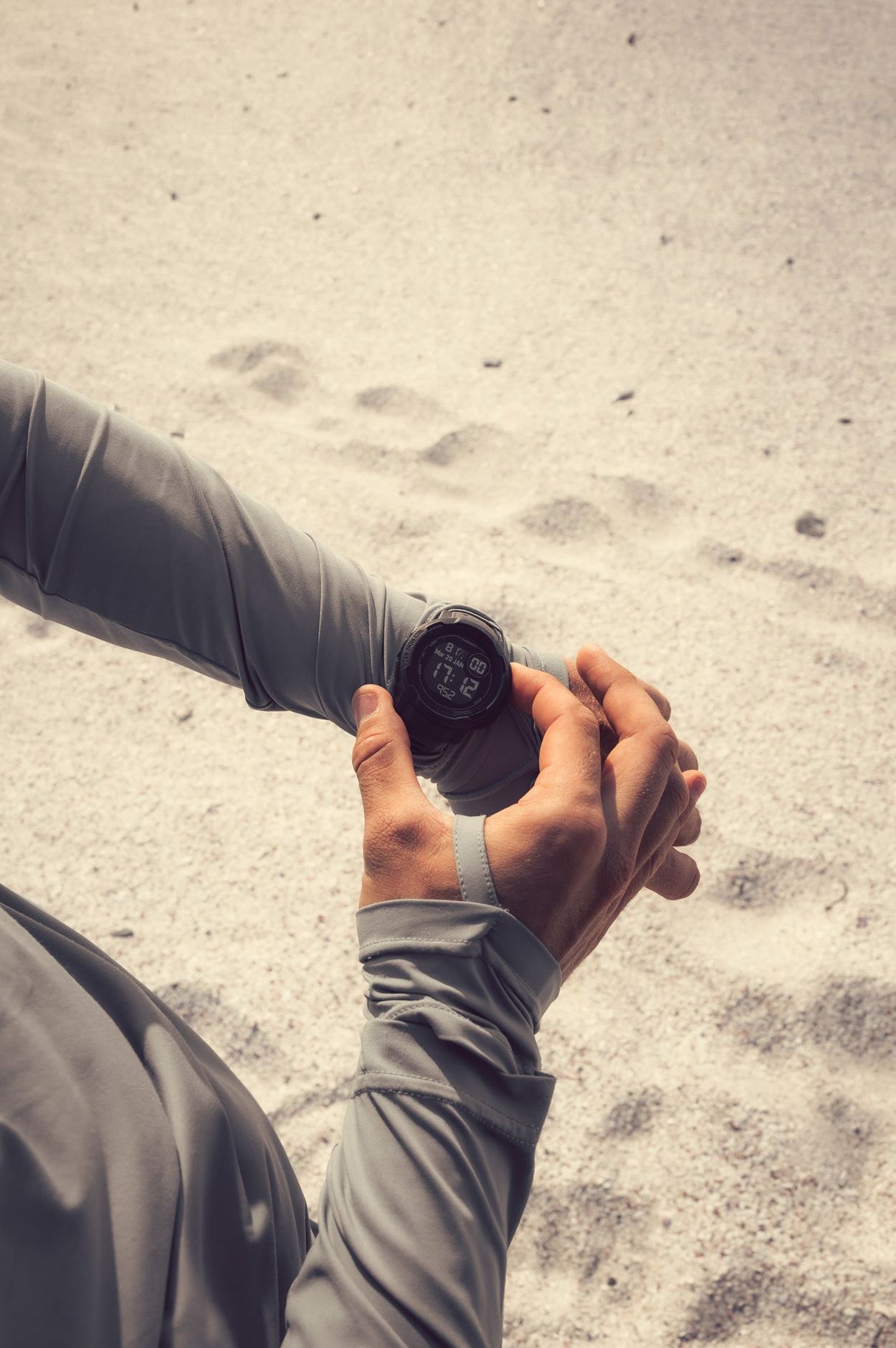 ION Storm Pro Wetshirt 2026 grau, Funktionsmaterial, Träger zeigt Ärmel am Strand, Frontalansicht