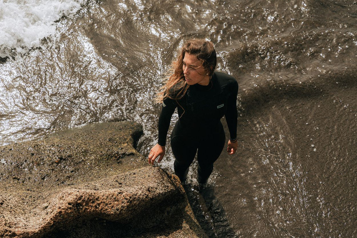 ION Amaze Core 5/4 Front Zip Neoprenanzug für Damen in Schwarz, Frontalreißverschluss, Model trägt Anzug im Wasser