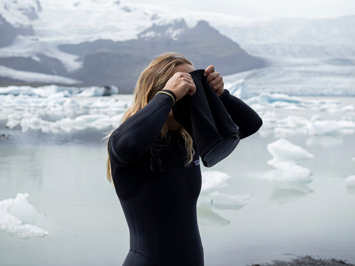 ION Bandit Gaiter 2026 schwarze Neopren-Halswärmer, Frontalansicht an Eismeer getragen