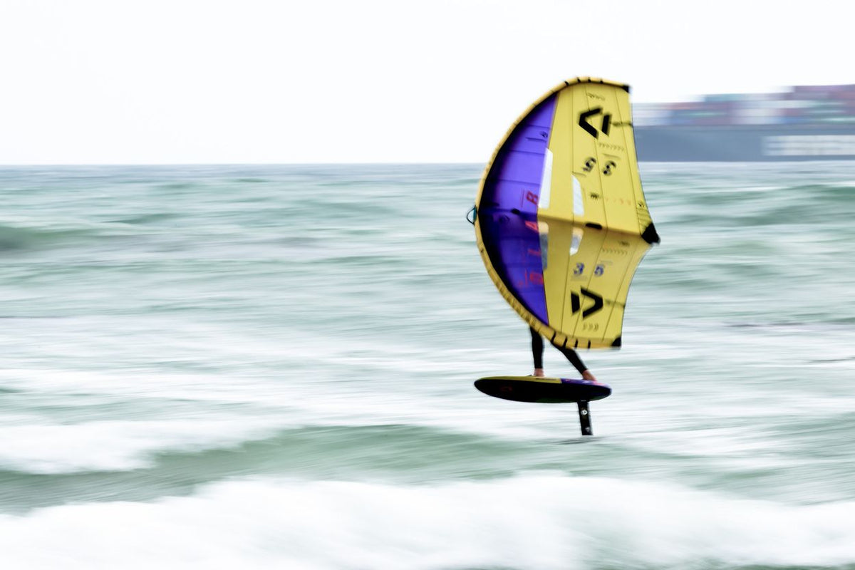 ION Wing Core Coiled Hip Leash 2024 gelb-violett, Sportgerät beim Kitesurfen im Meer