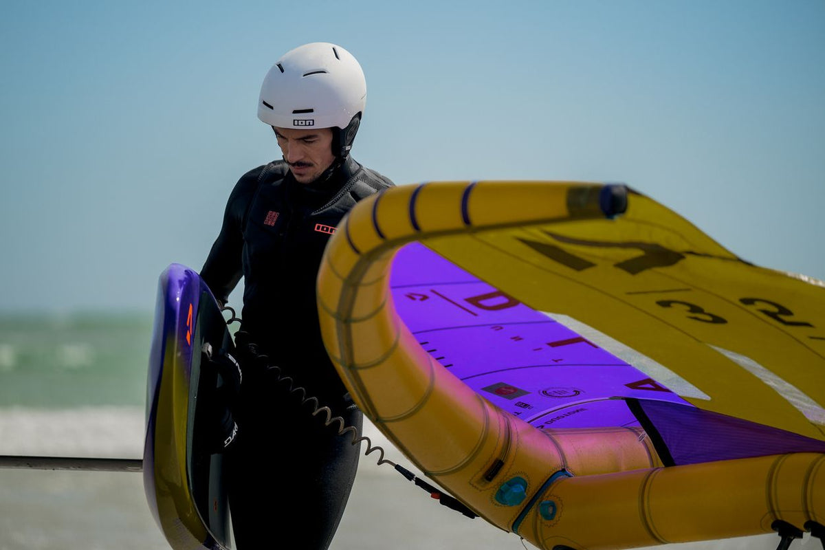 ION Hüftgurt 2026 in Violett und Gelb, Kitesurfing-Ausrüstung, Frontalansicht beim Wassersport