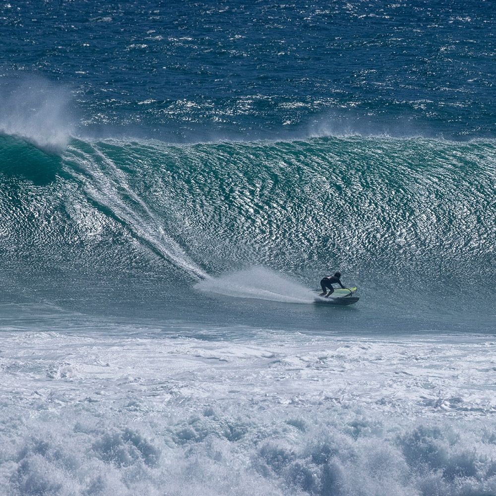 Patrik 4-Wave Wellenreiter auf weißem Surfbrett in türkisblauer Welle, Meeresansicht von vorne