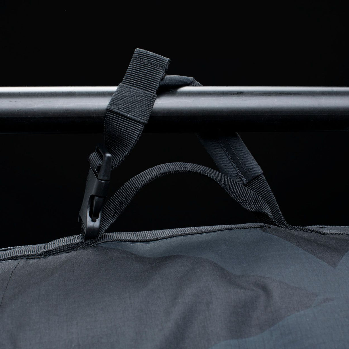 ION Collision Vest Element Side Zip 2026, schwarze Prallschutzweste mit Seitlichem Reißverschluss, Detail der Tragegriffe und Befestigungen
