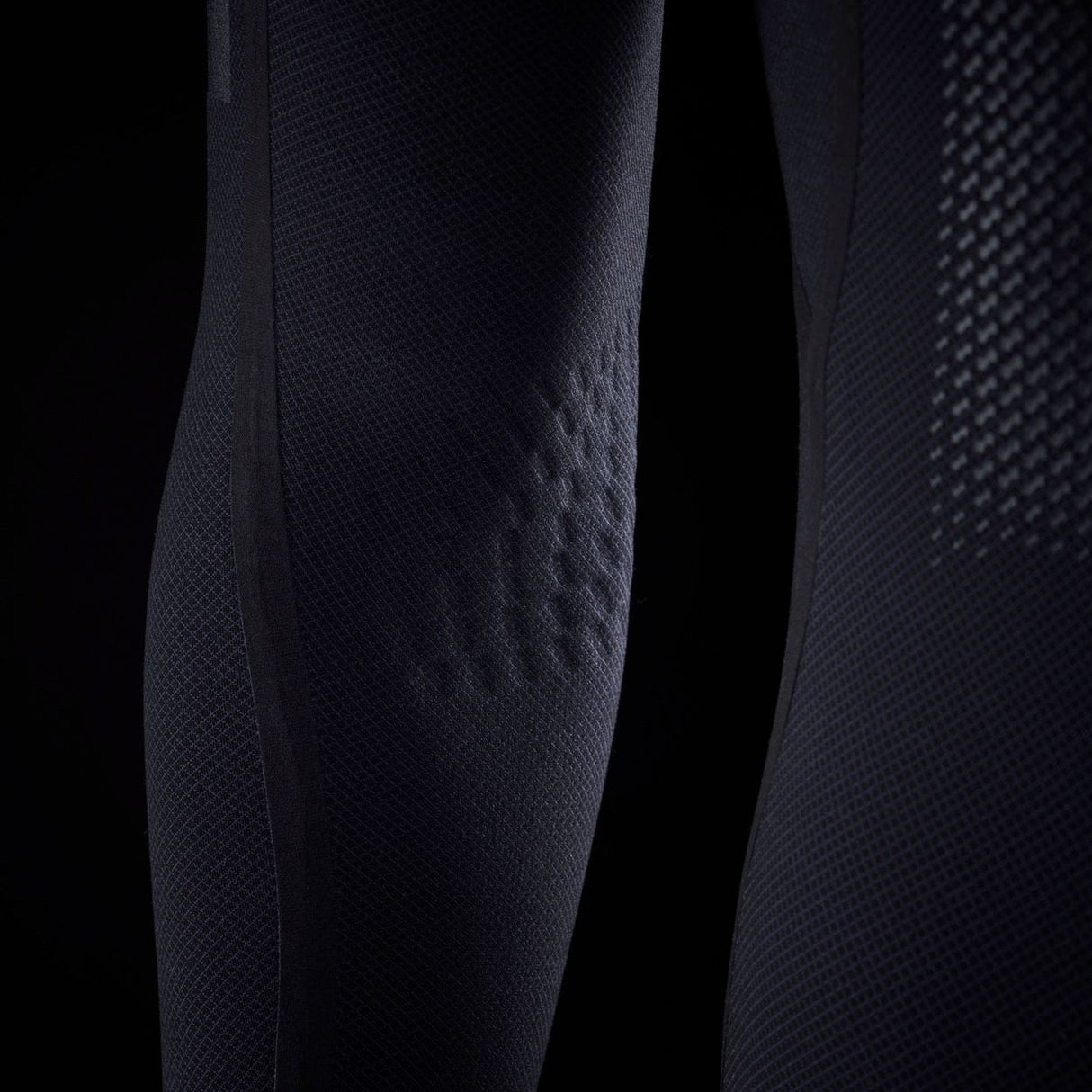 ION Neo Shelter Jacket Core 2027 in Schwarz, Detailaufnahme des strukturierten Neoprenmaterials und der ergonomischen Passform