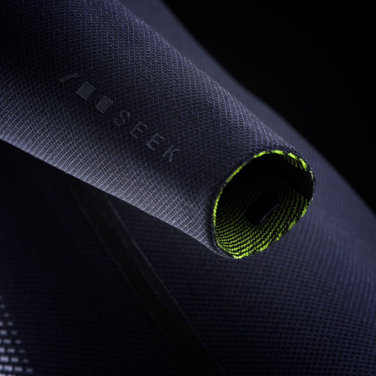ION Neo Shelter Jacket Core 2027 in Dunkelblau mit Neoprenmaterial und neongelben Details, Detailaufnahme des Ärmels