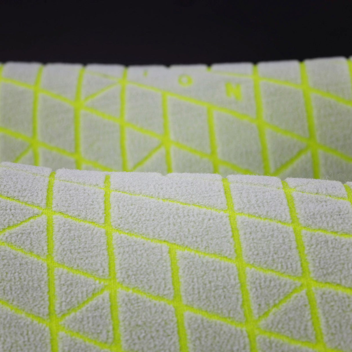 ION Collision Vest Element Side Zip 2026, grau mit neongelben Schutzpolstern, Detailansicht des Polstermaterials