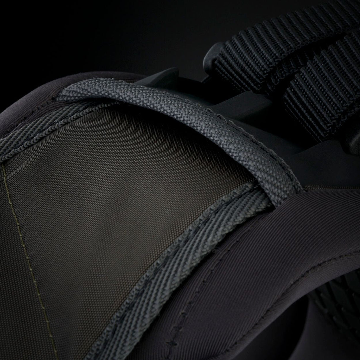 ION Collision Vest Element Side Zip 2026 schwarz, Detailansicht Seitenkonstruktion mit Reißverschluss und Polsterung