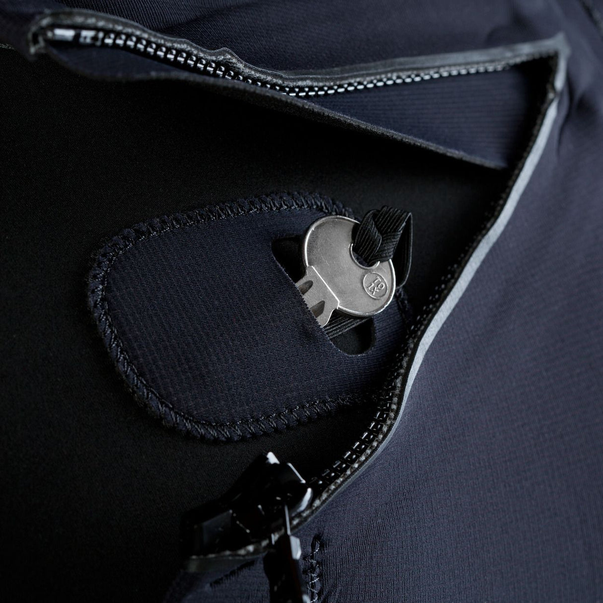 ION Collision Vest Element Side Zip 2026 schwarze Schutzweste mit Seitlichem Reißverschluss, Detailaufnahme