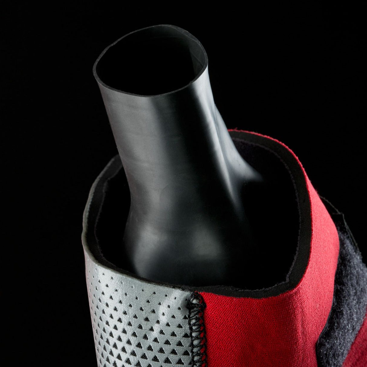 ION Element 2.0 2027 Trapez schwarz-rot mit Neopren-Detail, Seitenansicht