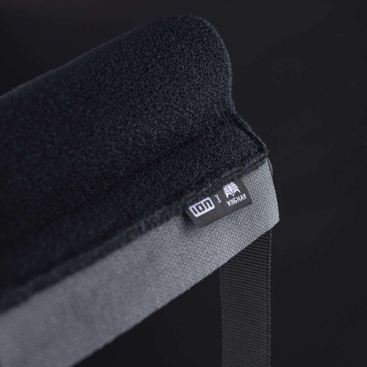 ION Collision Vest Element Side Zip 2026 schwarz-grau, Detailaufnahme Kante mit Logo und Reißverschluss