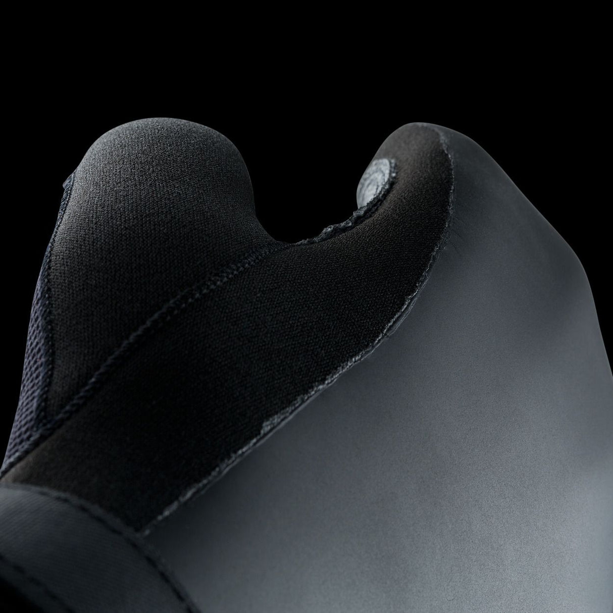 ION Base 5/4 Back Zip 2026 Neoprenanzug in Schwarz, Detailaufnahme des Halskragens mit Rückenreißverschluss