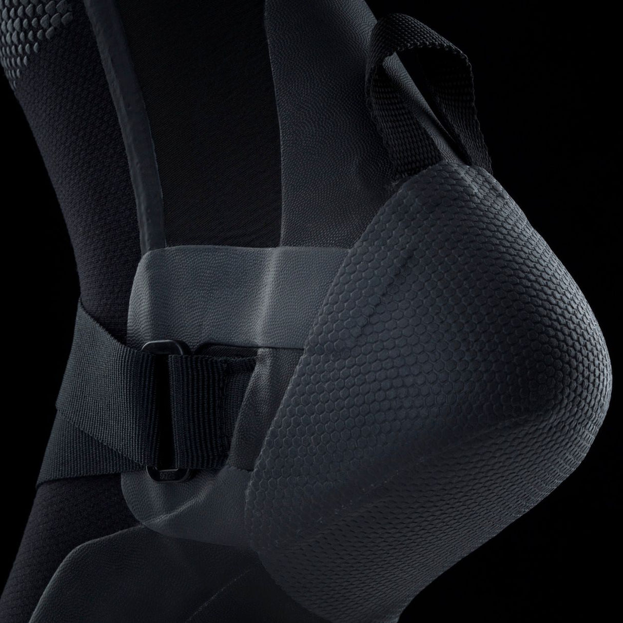 ION Collision Vest Element Side Zip 2026, Schutzweste in Schwarz mit strukturiertem Neopren, Seitlicher Reißverschluss, Detailansicht