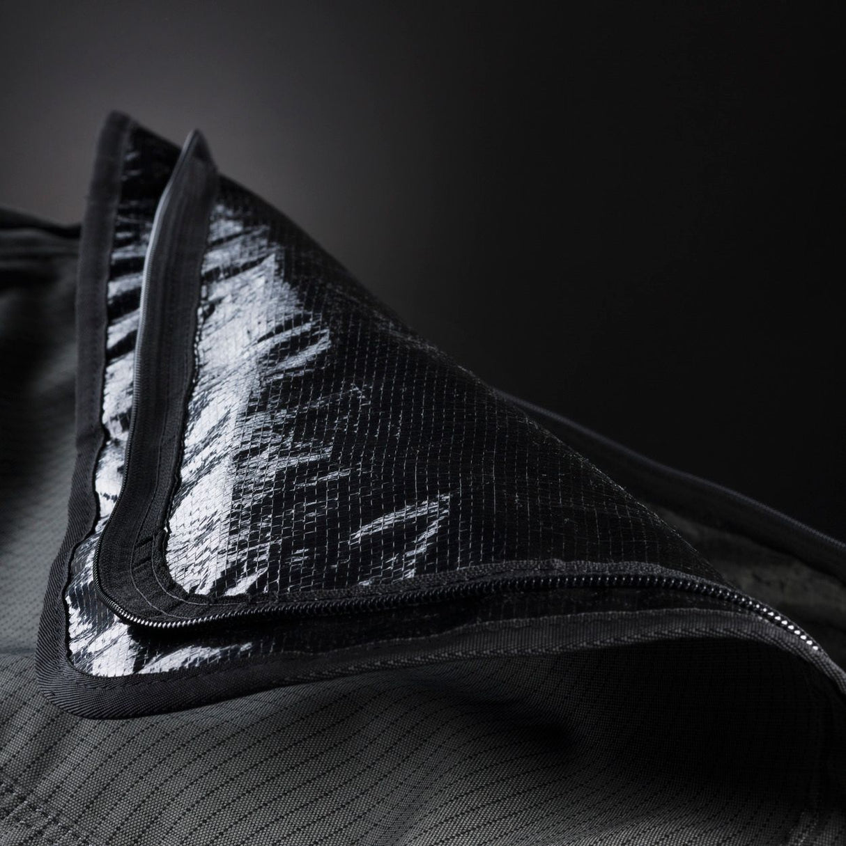 ION Collision Vest Element Side Zip 2026, schwarz mit silberner Polsterung, Seitenreißverschluss, Detailansicht