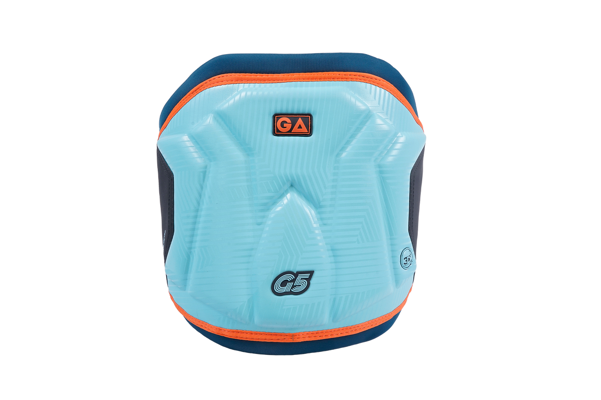 GA G5 PRO Waist Harness LTD 2026 in Hellblau mit dunkelblauen und orangefarbenen Akzenten, Frontansicht