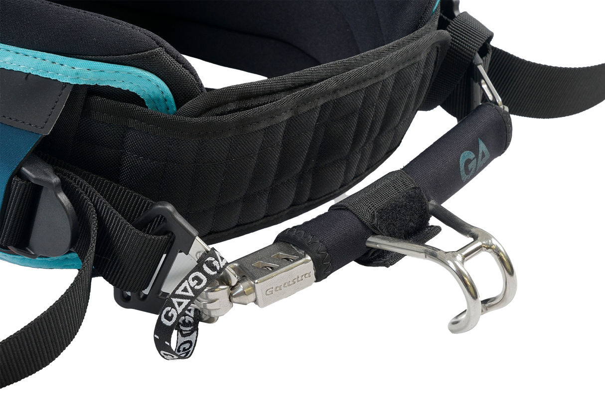 GA BEAT Waist Harness LTD 2026 in Schwarz und Türkis mit Metallschnallen, Detailansicht des Gurtsystems