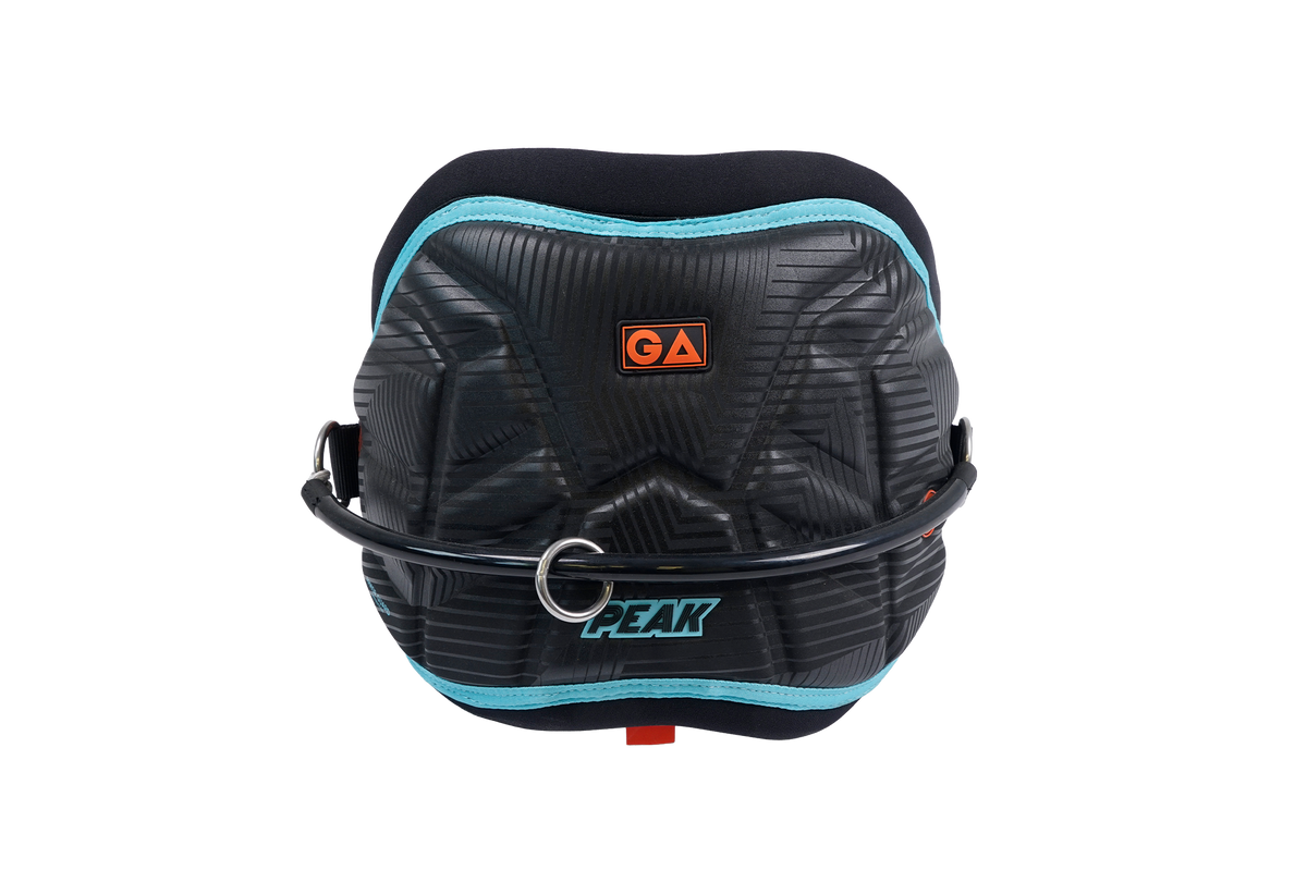 GA PEAK Waist Harness 2026, schwarzes Neopren mit blauem Rand, Frontalansicht, Trapezgurt für Kitesport