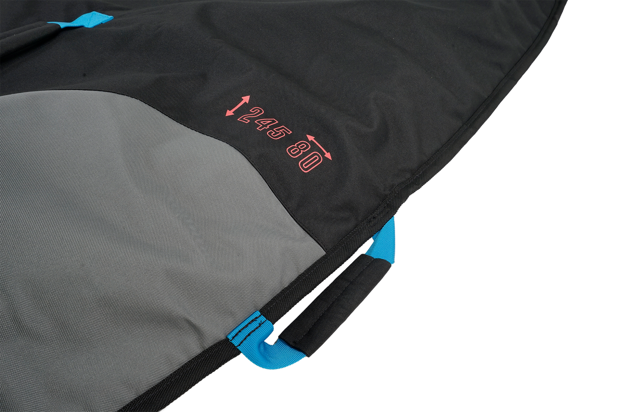 GA Windsurf Light Board Bag 2026, schwarz-grau mit blauen Griffen, Detailansicht der Tasche mit Logo