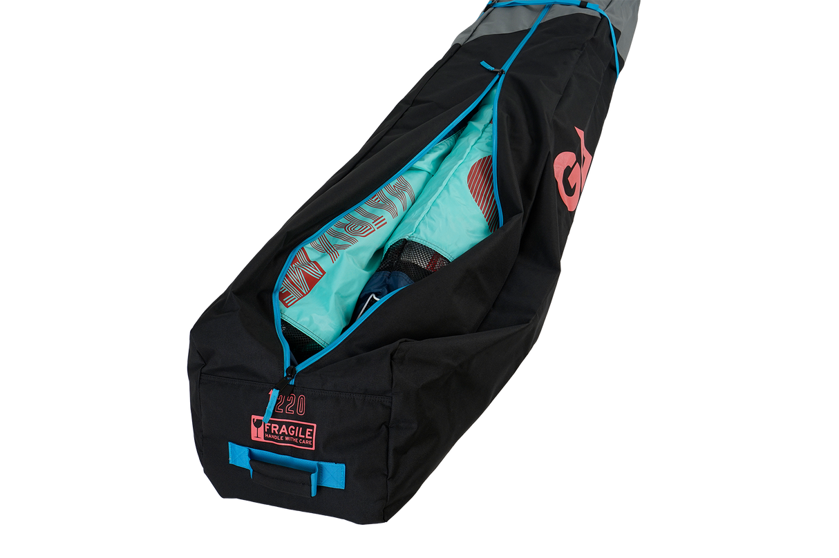 GA Quiver Bag mit Rollen 2026, schwarze Transporttasche mit blauem Griff und Rollen, offenes Fach zeigt bunte Ausstattung