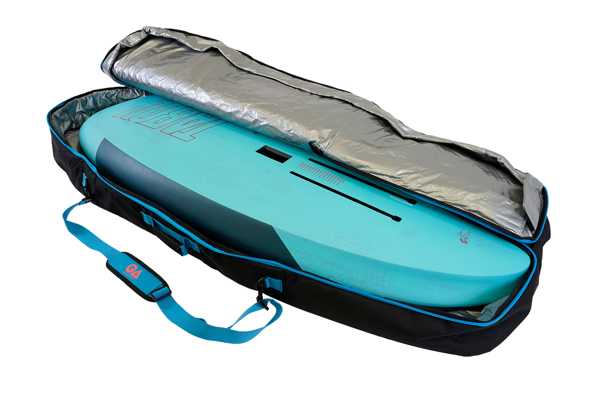GA 2026 Wing Board Bag Sidewall, türkis-blau Transporttasche mit silbernem Schutzbezug und blauem Tragegriff, Seitenperspektive