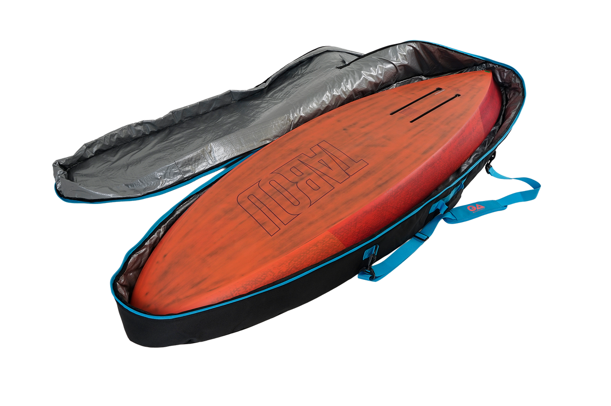 GA Wing DW Board Bag Sidewall 2026, orange-rotes Windsurf-Boardbag mit schwarzer Schutzhülle und blauen Tragegriffen