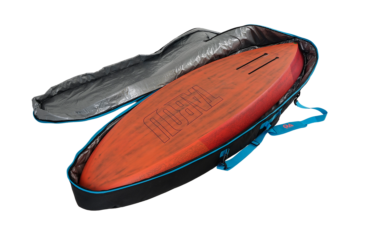 GA Wing DW Board Bag Sidewall 2026, orange-rotes Windsurf-Boardbag mit schwarzer Schutzhülle und blauen Tragegriffen