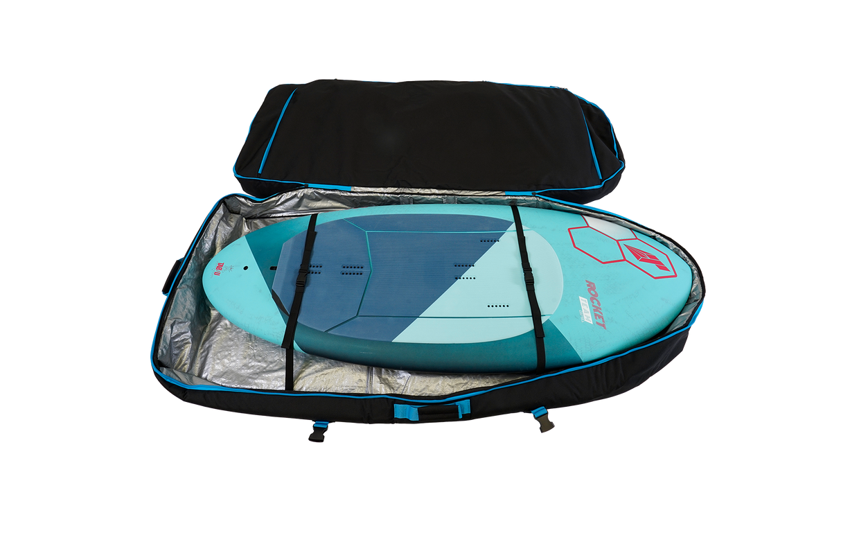 GA Wingfoil Travelbag 2026, schwarze Tasche mit türkisem Wingboard, Frontansicht, Transporttasche mit Netzfenstern
