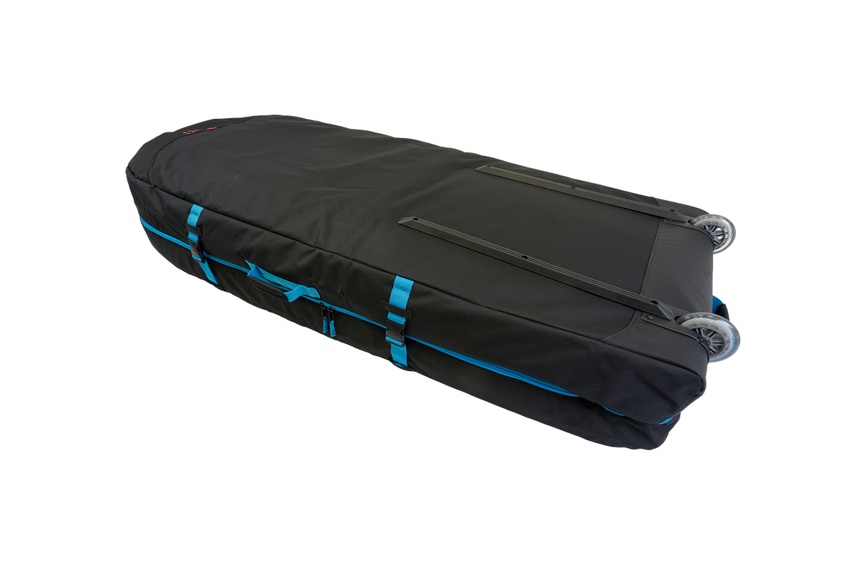 GA Wingfoil Travelbag 2026, schwarze Transporttasche mit blauen Riemen und Rollen, Seitenansicht