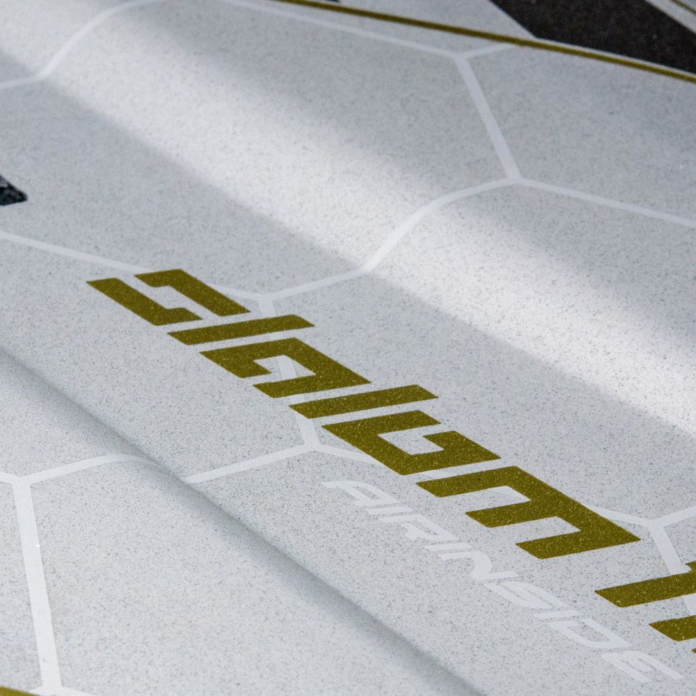 Patrik Slalom AirInside V2 Windsurfboard, weiß mit goldenen Details, Detailansicht des Boards von oben