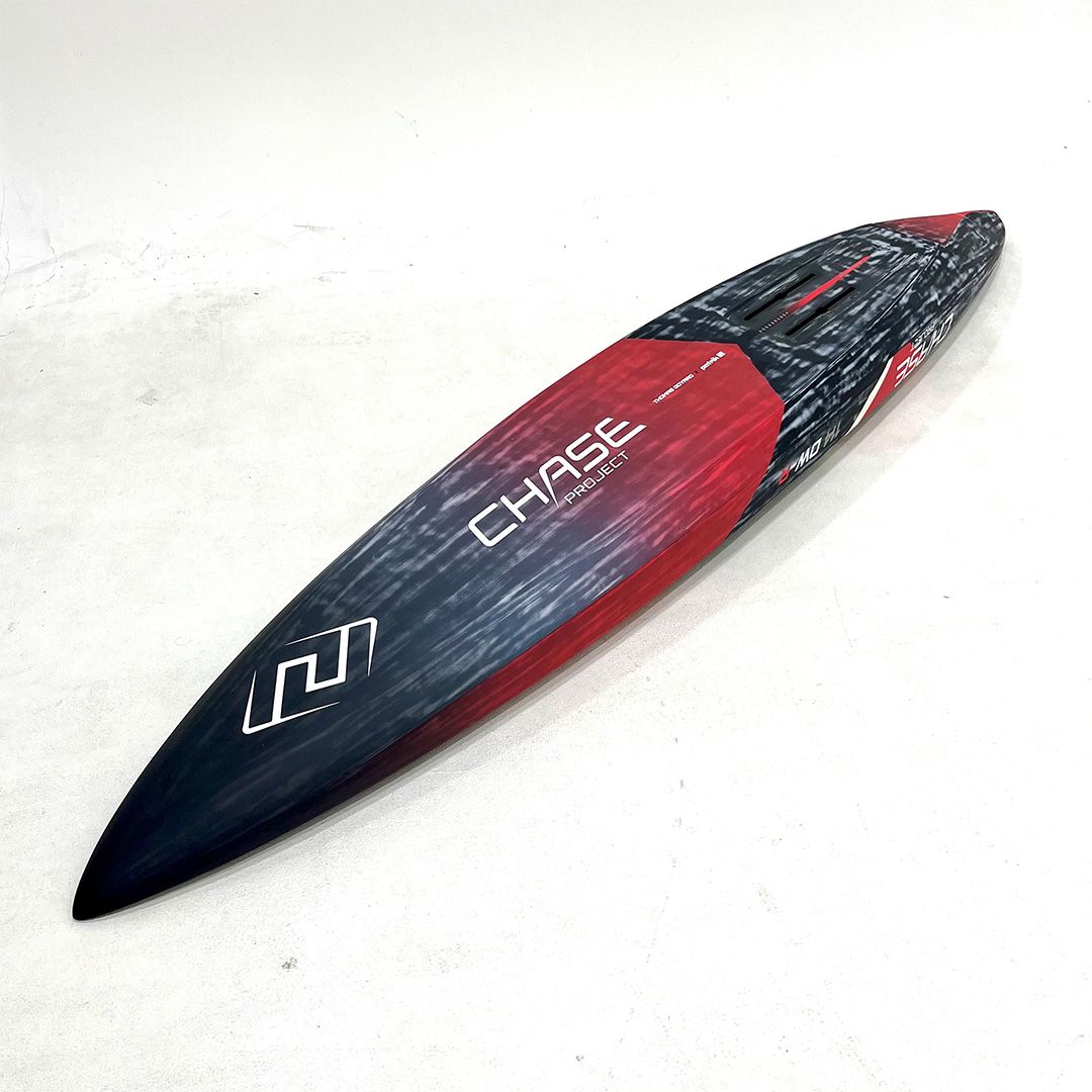 CHASE DW-R Downwind Racing Board in Rot und Schwarz, Draufsicht auf weißem Hintergrund