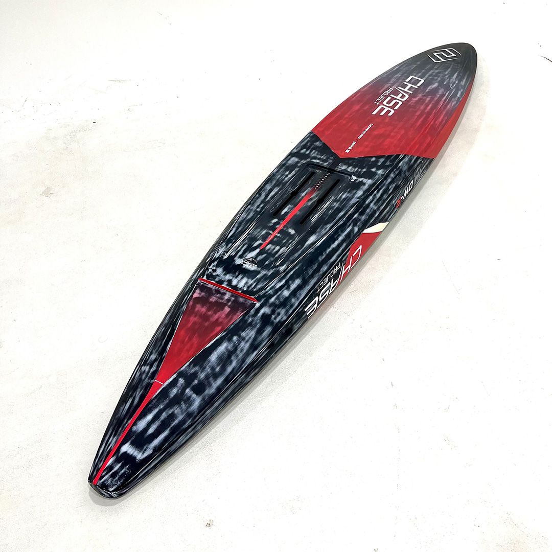 CHASE DW-R Downwind Racing Kiteboard mit rot-schwarzem Design, Draufsicht