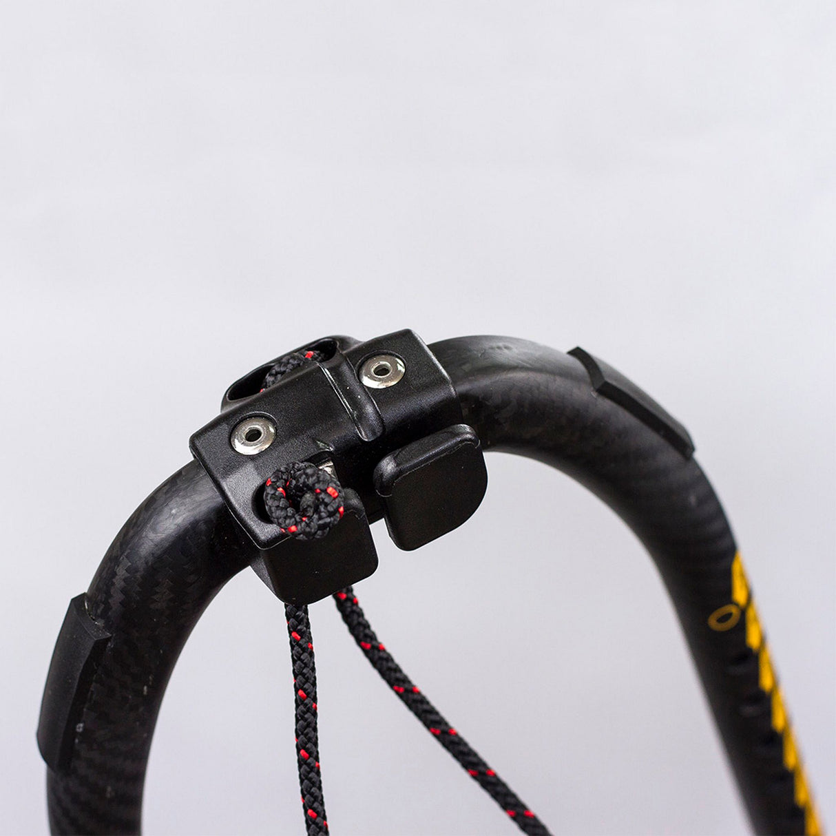 Patrik Carbon Boom schwarzer Windsurfboom mit Carbonschaft, Befestigungsdetail und Riemen, Detailaufnahme
