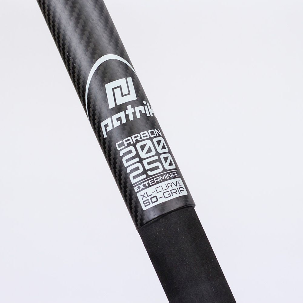 Patrik Carbon XL-Curve Boom aus schwarzem Carbon mit Markenlogo und Spezifikationen auf Etikett, Detailansicht