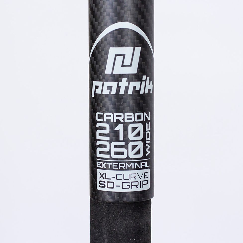 Patrik Carbon XL-Curve Boom schwarz mit Carbonstruktur, Detailansicht des oberen Bereichs mit Etikett und Markenlogo