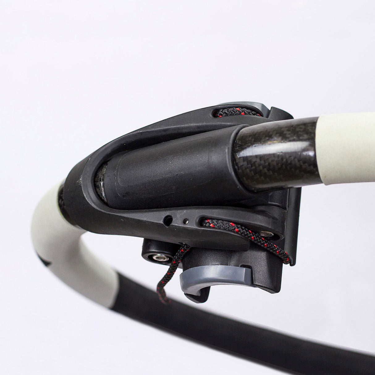 Patrik Carbon XL-Curve Boom schwarze Windsurf-Gabelbaum mit Carbon-Rohr und weißem Schaumgriff, Detailansicht
