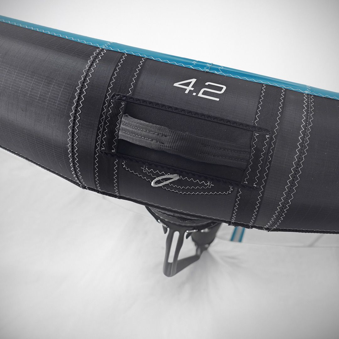 CHASE VX Gen4 Wing 4.2 Detailansicht, schwarzes Tuchmaterial mit blauer Kante und Verstärkungsnähten