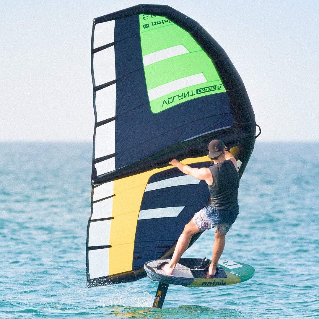 Patrik Wing Gen3 Volant Cross Windsurfegel in Neongrün und Marineblau mit weißen Streifen, Fahrer auf dem Wasser in Seitenansicht