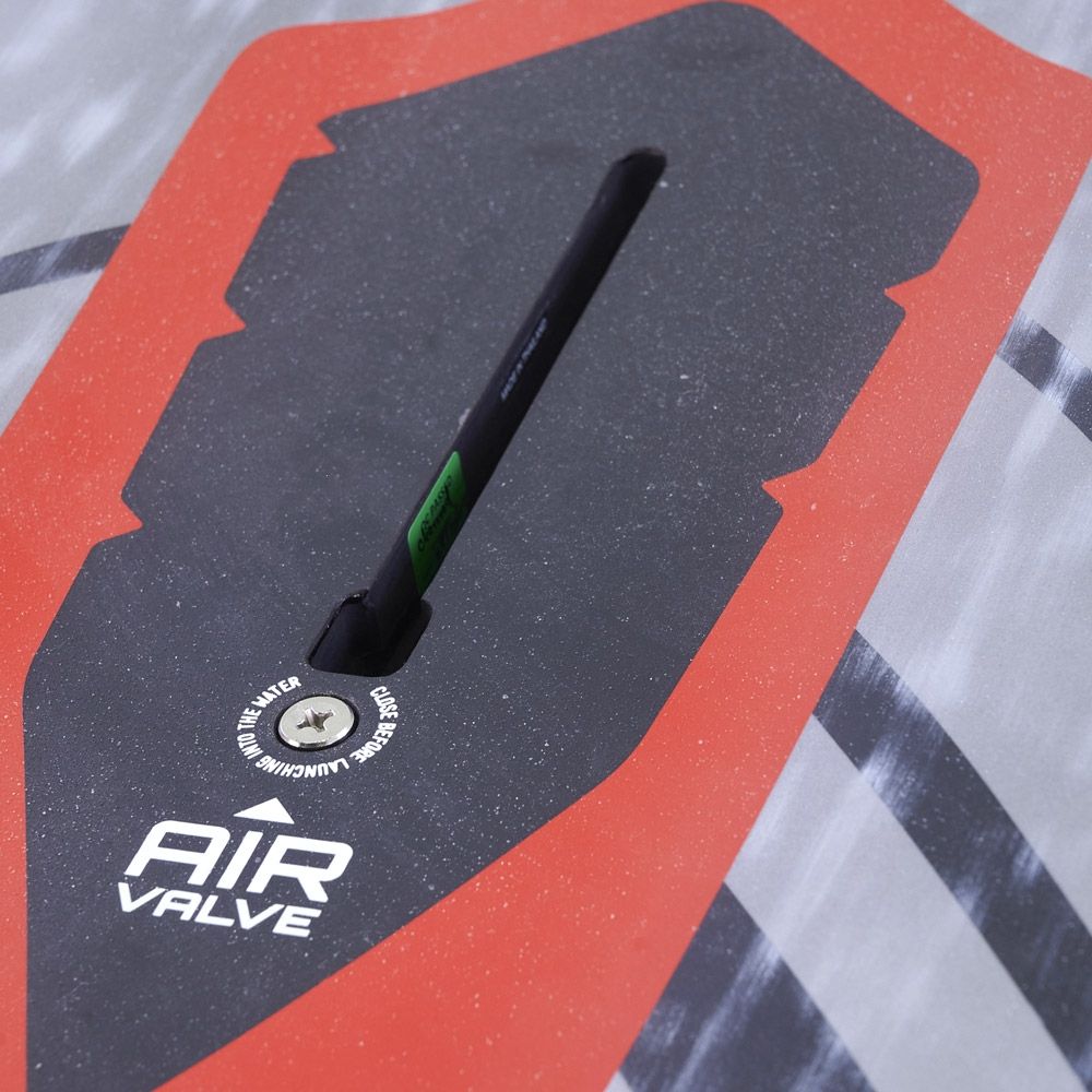 Patrik Defi LTD Kite mit schwarzer Oberfläche, rotem Rahmen und Luftventil, Draufsicht