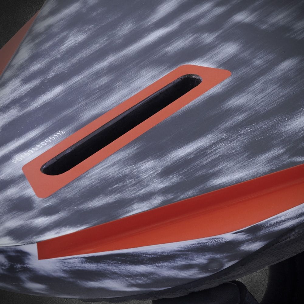 Patrik Defi LTD Kiteboard mit orangem und schwarzem Design, Draufsicht auf Oberseite mit Luftschlitzen