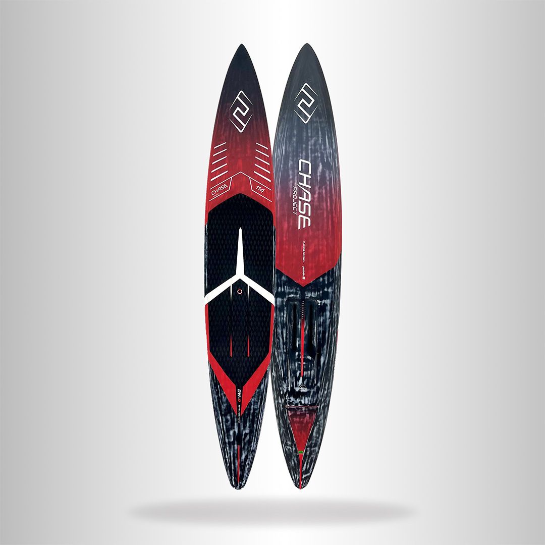 CHASE DW-R Downwind Racing Kiteboard, Schwarz-Rot Farbverlauf, Draufsicht mit weißem Mittelteil und aerodynamischem Design