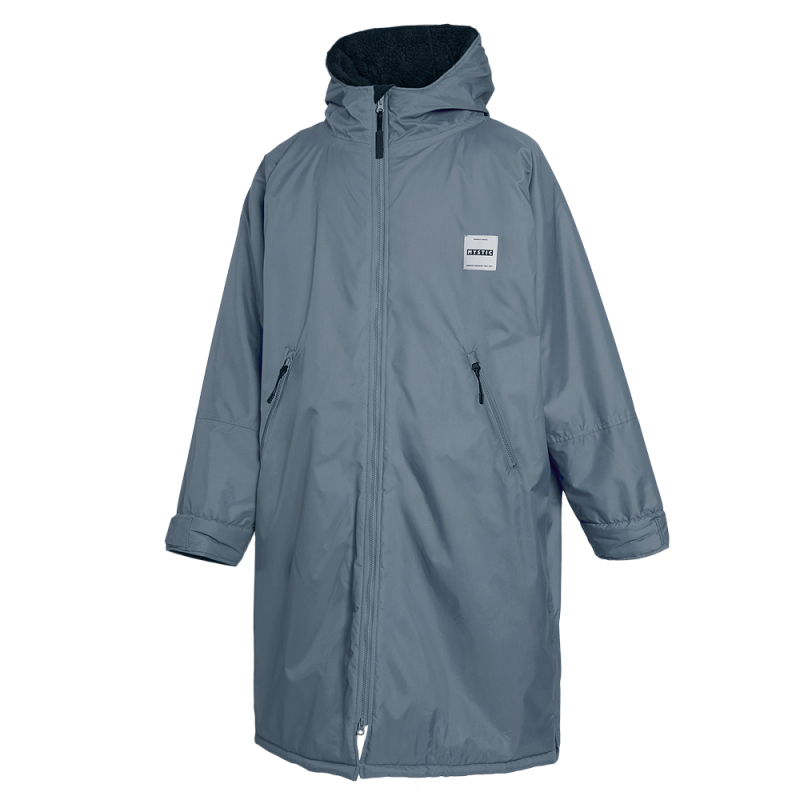 Mystic Poncho Explore in Olivgrün, übergroßer Parka mit Kapuze und Fronttasche, Frontansicht auf Model getragen