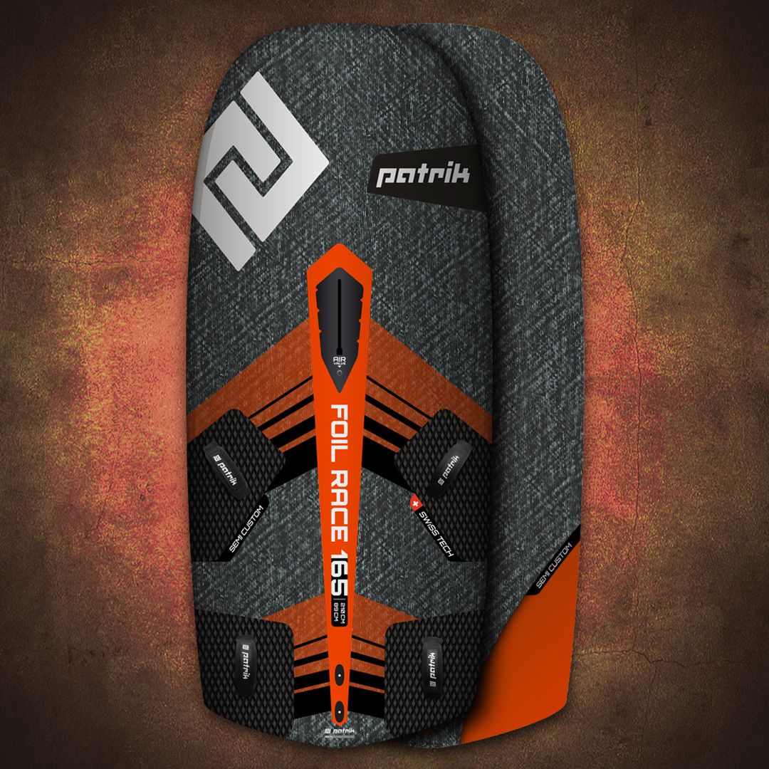 Patrik Foil Race Kiteboard, dunkelgrau mit orangem Design und weißem Logo, Draufsicht