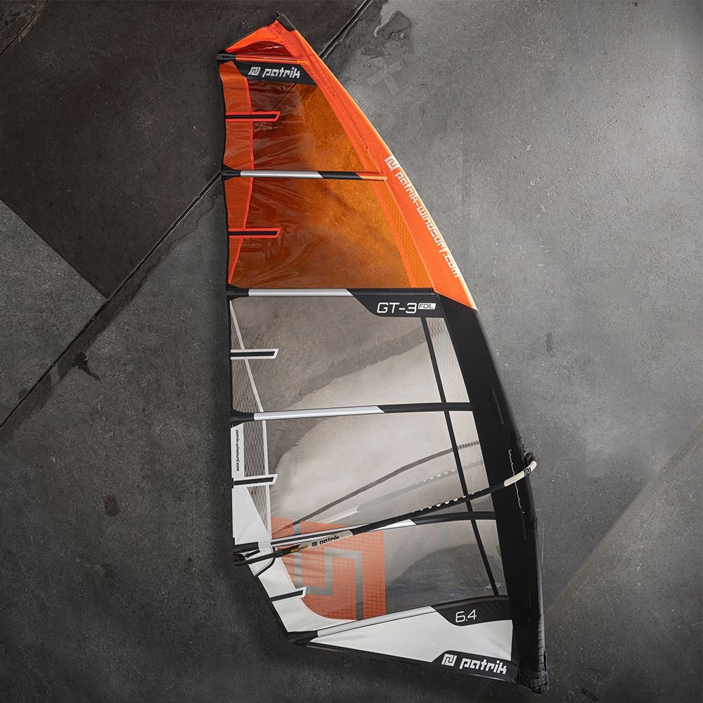 Patrik GT-3 Foil Windsegel in Orange und Weiß mit schwarzen Kanten, Flatlays-Ansicht von oben