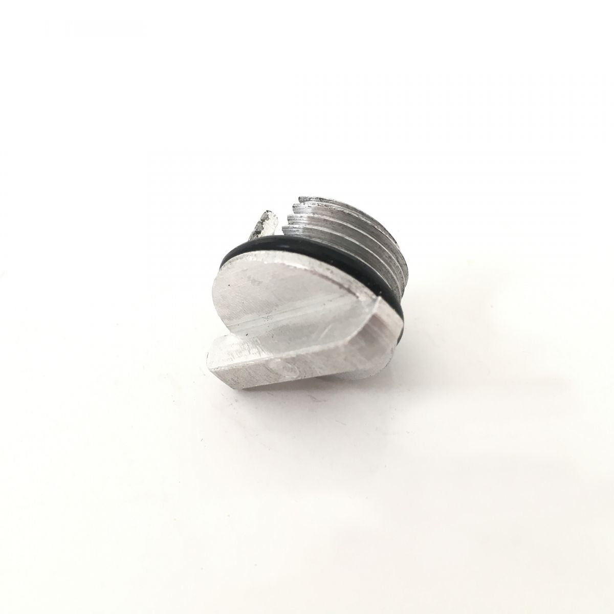 Patrik Airvalve Metallventil mit schwarzem Dichtungsring, Draufsicht auf weißem Hintergrund