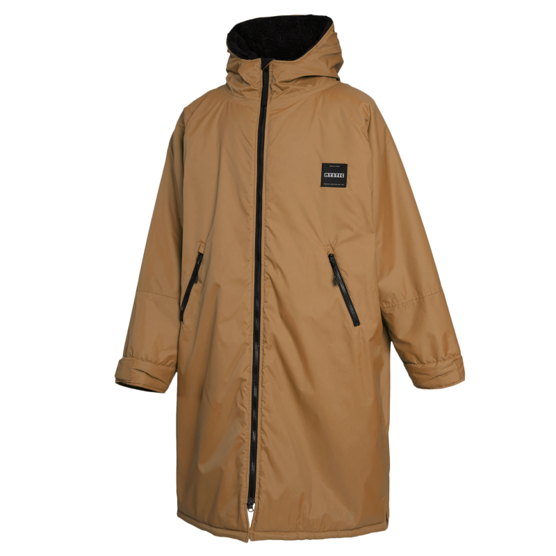 Mystic Poncho Explore Burgundy Parka mit Kapuze, Frontansicht auf Model getragen über schwarzem Top und cremefarbener Hose